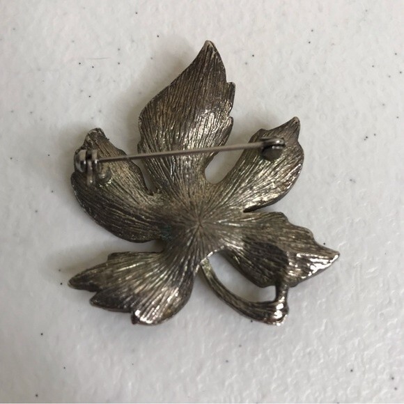 Vintage Pair Leaf Pins Brooches Golden Fall Bronze Autumn - Picture 6 of 8